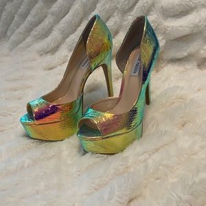 Steve Madden Dynamic iridescent snake